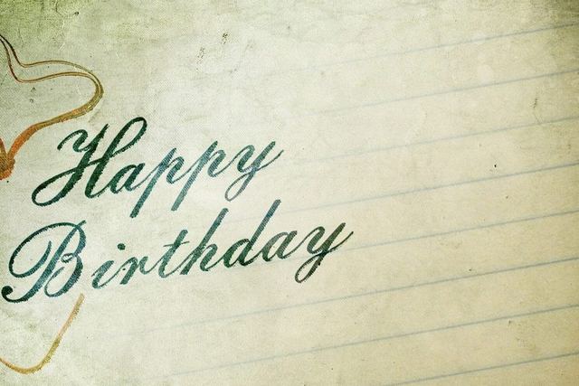 Handgeschriebenes „Happy Birthday“ auf liniertem Papier