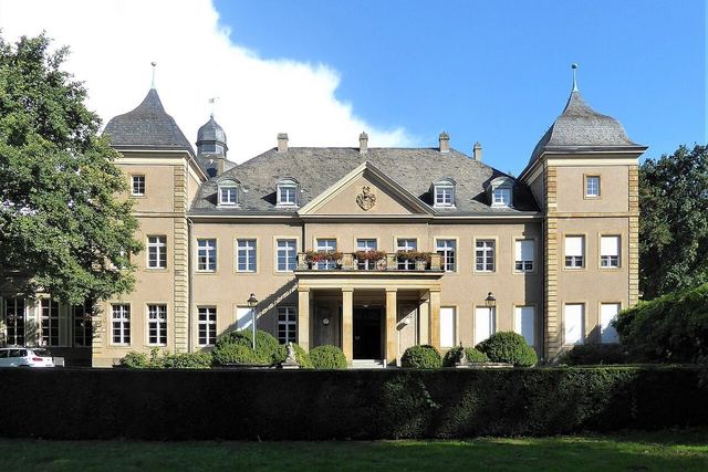 Hauptgebäude von Schloss Garath mit Ecktürmen und Säulenportal