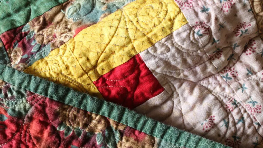 DIY PATCHWORKDECKE AUS STOFFRESTEN NÄHEN 2 DIY PATCHWORKDECKE AUS STOFFRESTEN NÄHEN 1