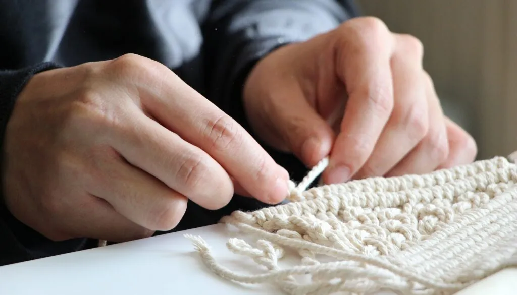 DIY MAKRAMEE BLUMENAMPEL AUS JUTESCHNUR KNÜPFEN 7 DIY MAKRAMEE BLUMENAMPEL AUS JUTESCHNUR KNÜPFEN