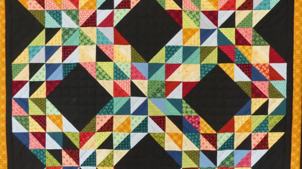 WANDTEPPICH MIT GEOMETRISCHEM MUSTER 10 WANDTEPPICH MIT GEOMETRISCHEM MUSTER