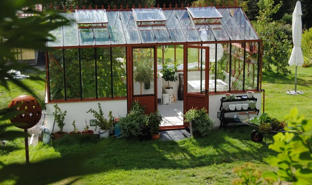 Ein Plexiglas-Bauprojekt: Bauen Sie ein Gewächshaus für Tomaten und mehr 10 Ein Plexiglas-Bauprojekt: Bauen Sie ein Gewächshaus für Tomaten und mehr 9