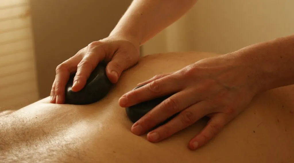 Hot Stone Massage – So funktioniert die Massage mit heißen Steinen! 9