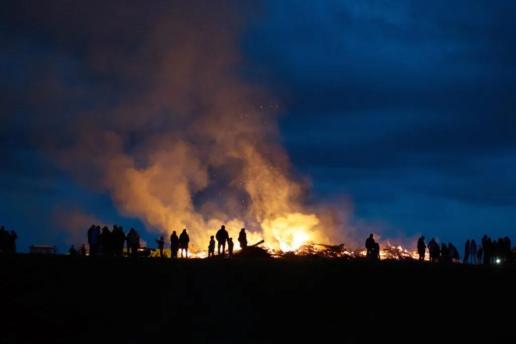 Das Osterfeuer (Brauchtum) 2 Das Osterfeuer (Brauchtum) 1